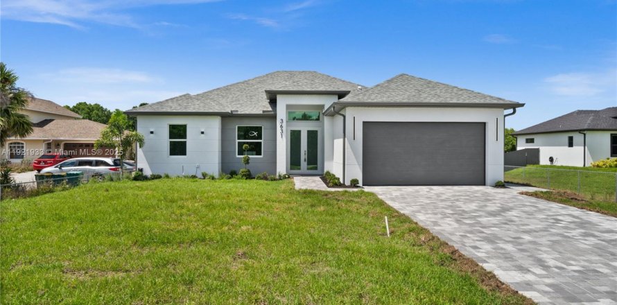 House in Naples, Florida 4 bedrooms, 164.81 sq.m. № 1975856