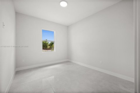 House in Naples, Florida 4 bedrooms, 164.81 sq.m. № 1975856 - photo 20