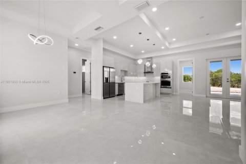 House in Naples, Florida 4 bedrooms, 164.81 sq.m. № 1975856 - photo 4