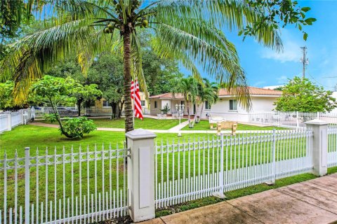 Villa ou maison à vendre à Coral Gables, Floride: 4 chambres, 187.11 m2 № 2015521 - photo 3