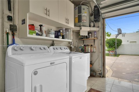 Villa ou maison à vendre à Coral Gables, Floride: 4 chambres, 187.11 m2 № 2015521 - photo 27