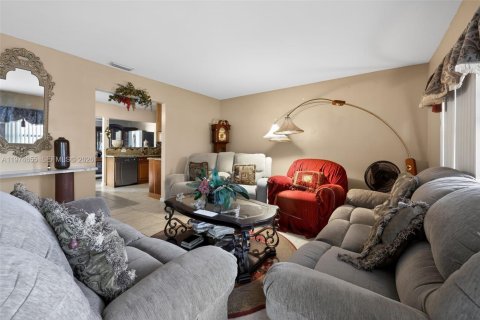 House in Boca Raton, Florida 3 bedrooms, 117.61 sq.m. № 2042941 - photo 7