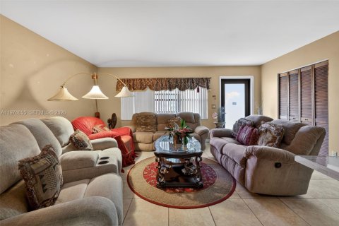 House in Boca Raton, Florida 3 bedrooms, 117.61 sq.m. № 2042941 - photo 12