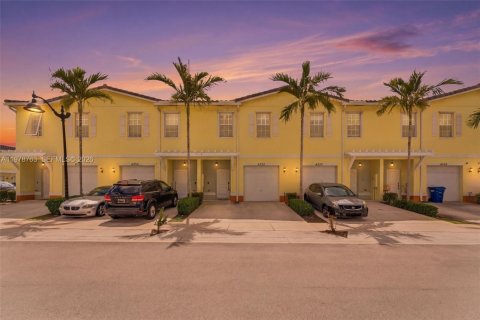 Adosado en Lauderhill, Florida 3 dormitorios, 138.98 m2 № 2043434