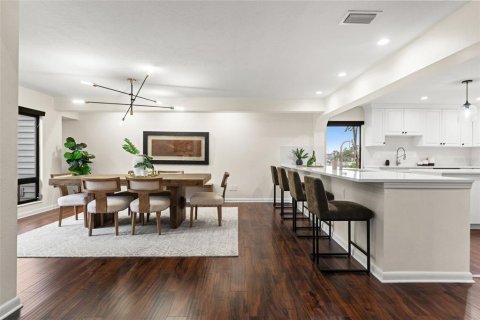 House in Tampa, Florida 3 bedrooms, 299.61 sq.m. № 2395781 - photo 8