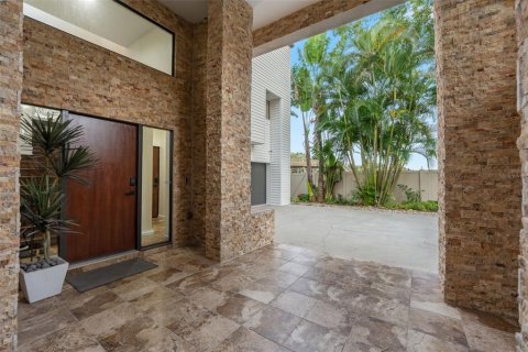 House in Tampa, Florida 3 bedrooms, 299.61 sq.m. № 2395781 - photo 5
