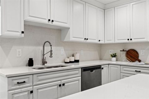 House in Tampa, Florida 3 bedrooms, 299.61 sq.m. № 2395781 - photo 11