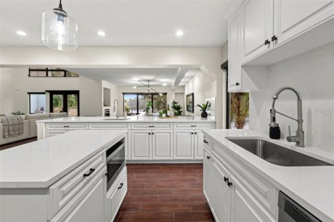House in Tampa, Florida 3 bedrooms, 299.61 sq.m. № 2395781 - photo 12