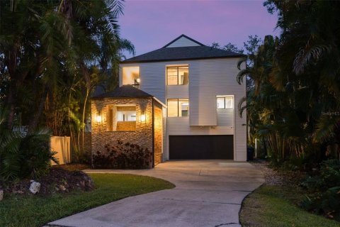 House in Tampa, Florida 3 bedrooms, 299.61 sq.m. № 2395781 - photo 3