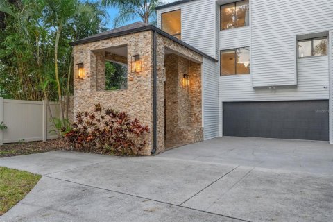 House in Tampa, Florida 3 bedrooms, 299.61 sq.m. № 2395781 - photo 4