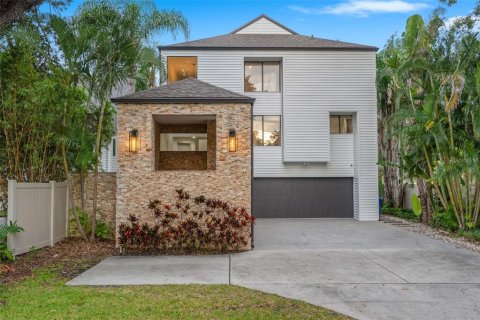 House in Tampa, Florida 3 bedrooms, 299.61 sq.m. № 2395781