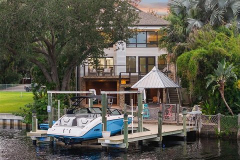 House in Tampa, Florida 3 bedrooms, 299.61 sq.m. № 2395781 - photo 2