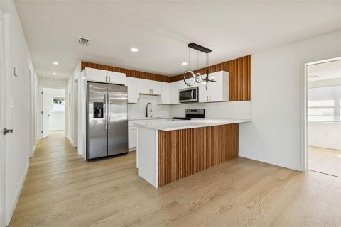 Casa en venta en Tampa, Florida, 6 dormitorios, 176.33 m2 № 2109201 - foto 18