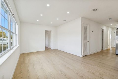 Casa en venta en Tampa, Florida, 6 dormitorios, 176.33 m2 № 2109201 - foto 14