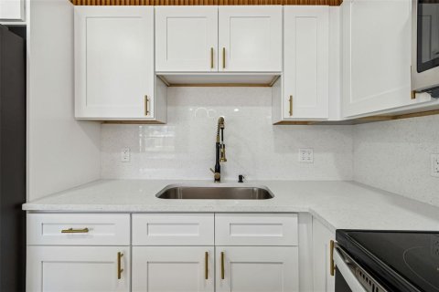 Casa en venta en Tampa, Florida, 6 dormitorios, 176.33 m2 № 2109201 - foto 27