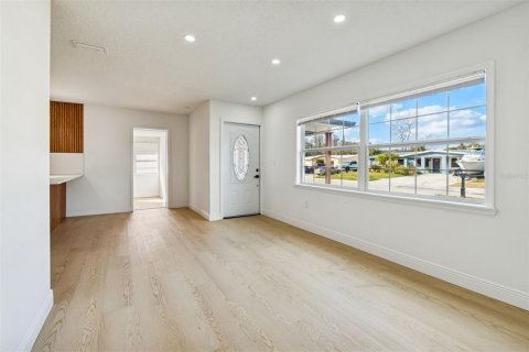 Casa en venta en Tampa, Florida, 6 dormitorios, 176.33 m2 № 2109201 - foto 17