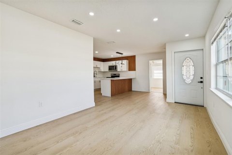 Casa en venta en Tampa, Florida, 6 dormitorios, 176.33 m2 № 2109201 - foto 16