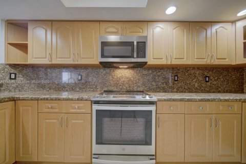 Купить кондоминиум в Норт-Бей-Виллидж, Флорида 2 спальни, 98.57м2, № 1978739 - фото 7