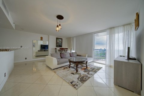 Купить кондоминиум в Норт-Бей-Виллидж, Флорида 2 спальни, 98.57м2, № 1978739 - фото 2
