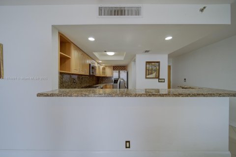 Купить кондоминиум в Норт-Бей-Виллидж, Флорида 2 спальни, 98.57м2, № 1978739 - фото 6