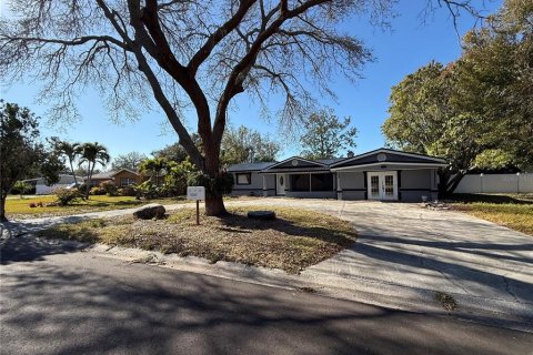 House in Saint Petersburg, Florida 3 bedrooms, 180.51 sq.m. № 2097884