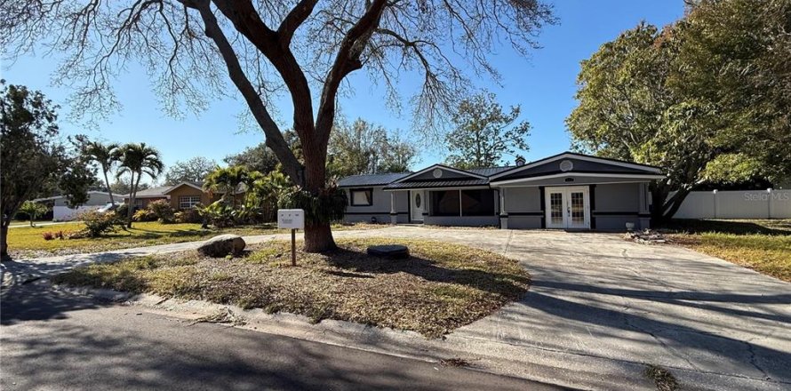 House in Saint Petersburg, Florida 3 bedrooms, 180.51 sq.m. № 2097884