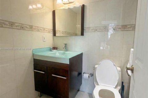 Copropriété à louer à Hollywood, Floride: 1 chambre, 81.2 m2 № 2071871 - photo 5