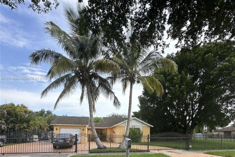 House in Miami, Florida 4 bedrooms, 141.68 sq.m. № 1948525 - photo 1