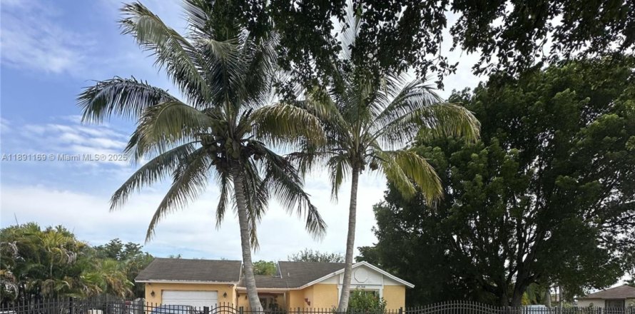 House in Miami, Florida 4 bedrooms, 141.68 sq.m. № 1948525
