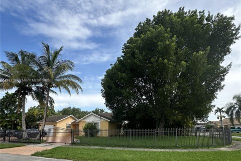 House in Miami, Florida 4 bedrooms, 141.68 sq.m. № 1948525 - photo 2