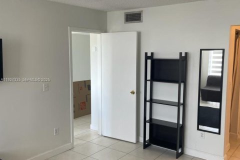 Apartamento en alquiler en North Miami, Florida, 1 dormitorio № 1982897 - foto 17