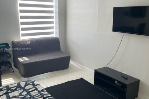 Apartamento en alquiler en North Miami, Florida, 1 dormitorio № 1982897 - foto 15