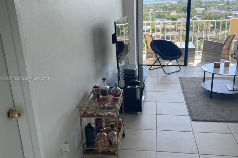 Apartamento en alquiler en North Miami, Florida, 1 dormitorio № 1982897 - foto 3