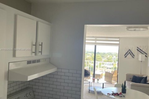 Apartamento en alquiler en North Miami, Florida, 1 dormitorio № 1982897 - foto 12