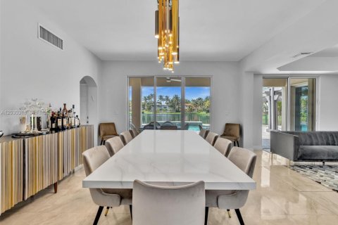 House in Miami Lakes, Florida 6 bedrooms, 300.26 sq.m. № 2275134 - photo 12
