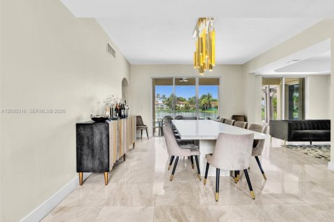 House in Miami Lakes, Florida 6 bedrooms, 300.26 sq.m. № 2275134 - photo 11