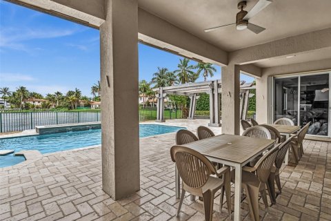 House in Miami Lakes, Florida 6 bedrooms, 300.26 sq.m. № 2275134 - photo 8
