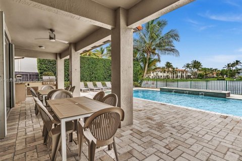 House in Miami Lakes, Florida 6 bedrooms, 300.26 sq.m. № 2275134 - photo 9