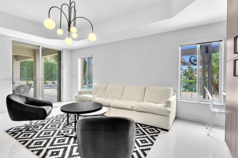 House in Miami Lakes, Florida 6 bedrooms, 300.26 sq.m. № 2275134 - photo 30
