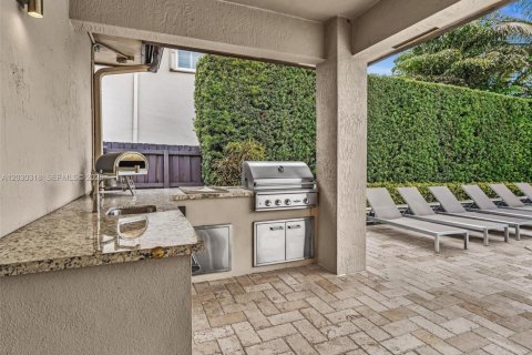 House in Miami Lakes, Florida 6 bedrooms, 300.26 sq.m. № 2275134 - photo 7