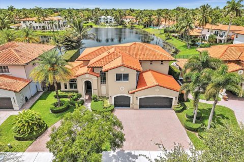 House in Miami Lakes, Florida 6 bedrooms, 300.26 sq.m. № 2275134