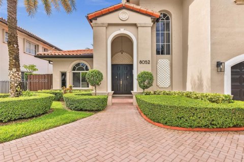 House in Miami Lakes, Florida 6 bedrooms, 300.26 sq.m. № 2275134 - photo 5
