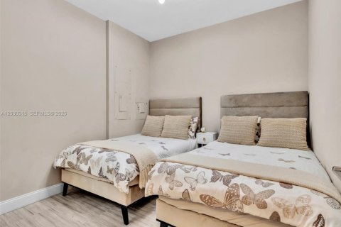 House in Miami Lakes, Florida 6 bedrooms, 300.26 sq.m. № 2275134 - photo 27