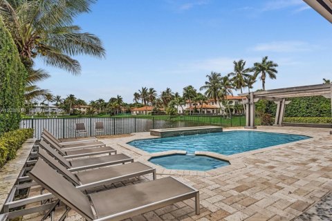 House in Miami Lakes, Florida 6 bedrooms, 300.26 sq.m. № 2275134 - photo 3
