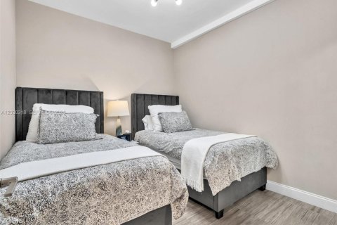 House in Miami Lakes, Florida 6 bedrooms, 300.26 sq.m. № 2275134 - photo 25