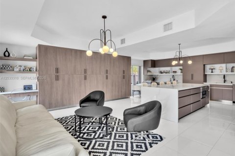 House in Miami Lakes, Florida 6 bedrooms, 300.26 sq.m. № 2275134 - photo 17