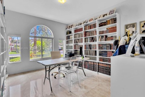 House in Miami Lakes, Florida 6 bedrooms, 300.26 sq.m. № 2275134 - photo 23