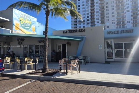 Propiedad comercial en venta en Pompano Beach, Florida № 1974734 - foto 4