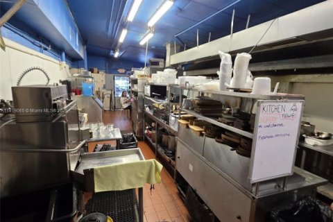 Propiedad comercial en venta en Pompano Beach, Florida № 1974734 - foto 11