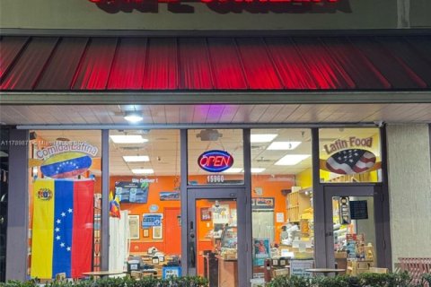 Commercial property in Sunrise, Florida № 1958985 - photo 1